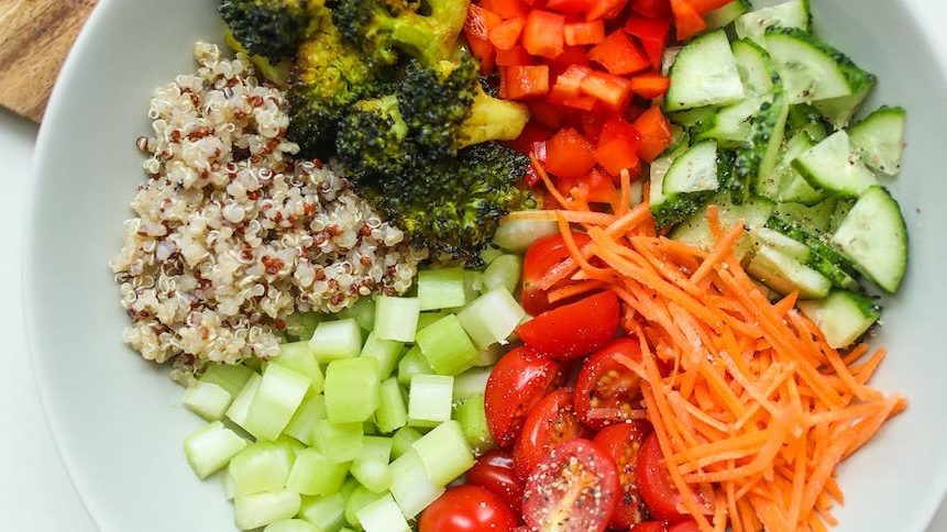 En variert tallerken med grønt og kjøttfri proteinkilde